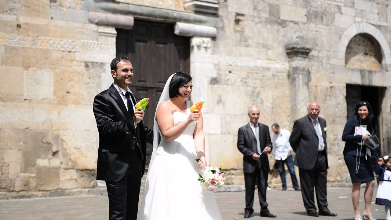 video divertente matrimonio uscita dalla chiesa