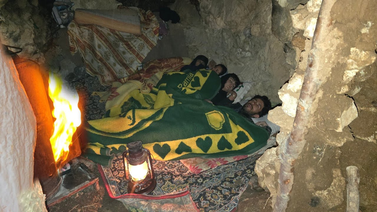 Жизнь в пещере в горах. Подготовка пещеры и строительство безопасного укрытия для овец.