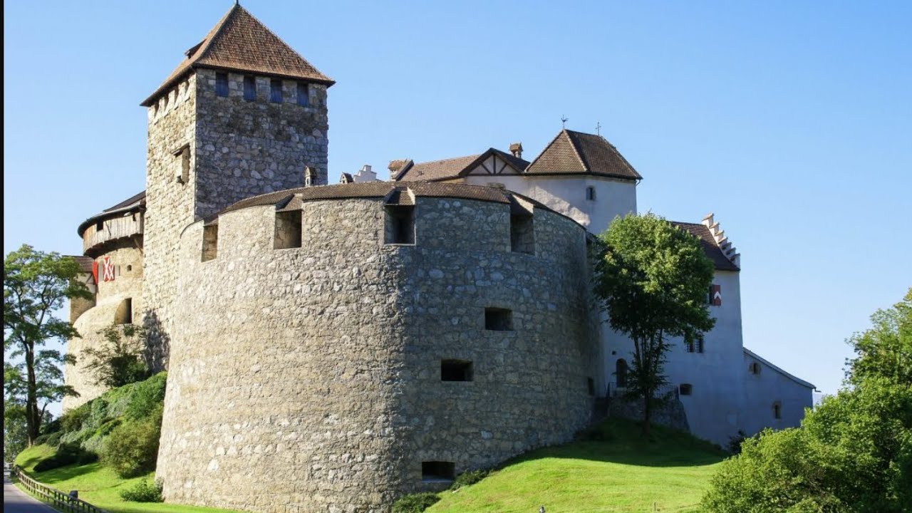 Am Schloss Vaduz vorbei / Fürstentum Lichtenstein