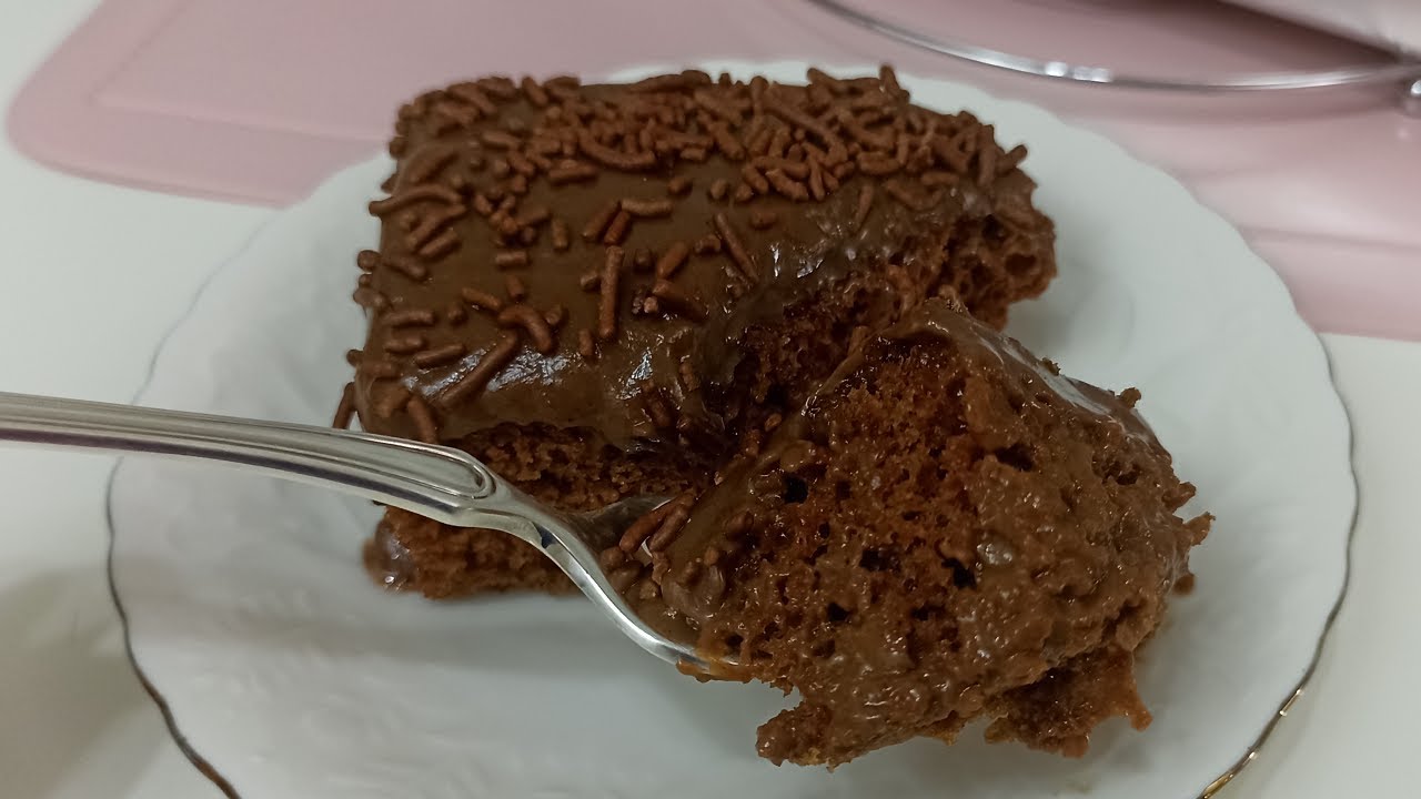 Bolo de chocolate fofinho com calda e cobertura