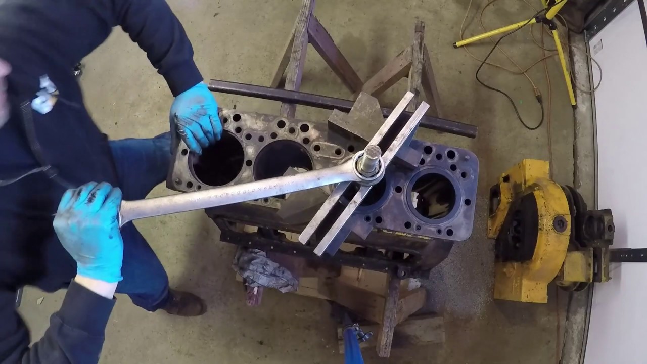 Caterpillar D2 - Pulling Sleeves on the D3400 Diesel Engine