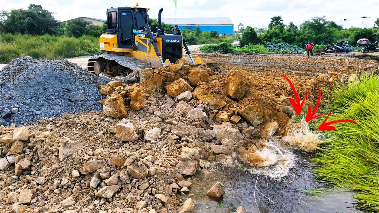 Excellent PowerFull DOZER DH17C3!! Cleaning Forests, Stone, Soil Water, Equalization On Construction