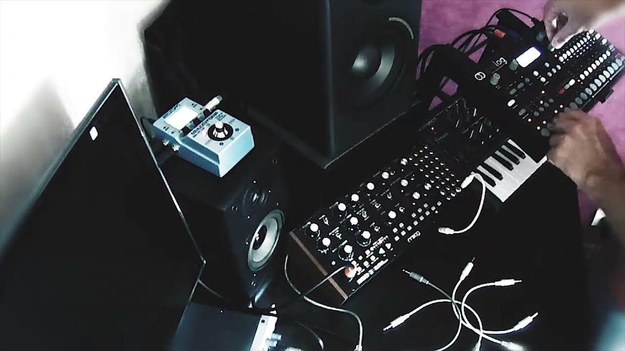 ULTRAHARM | Flight | Moog Mother-32, Elektron Analog Four, Arturia Microbrute