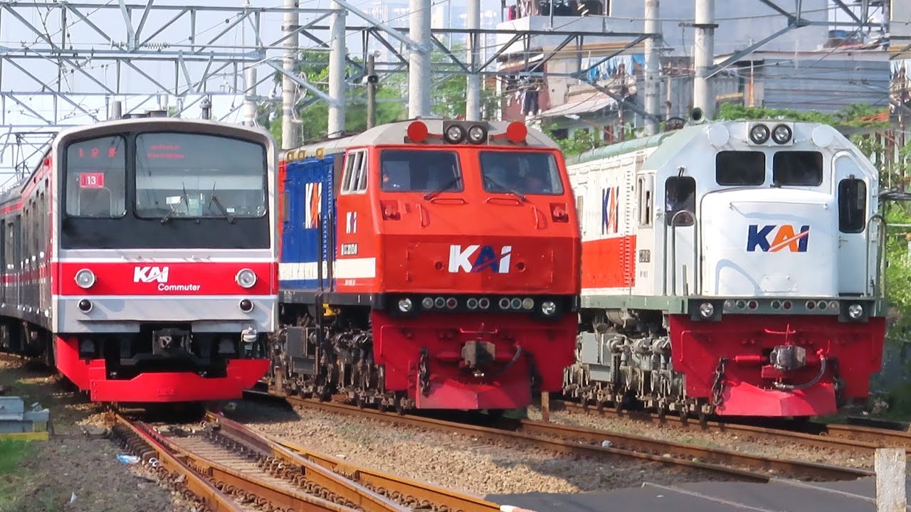 RAMAINYA KERETA API DI PERLINTASAN KA STASIUN PASAR SENEN JAKARTA !! Ada Lokomotif Livery Merah Biru