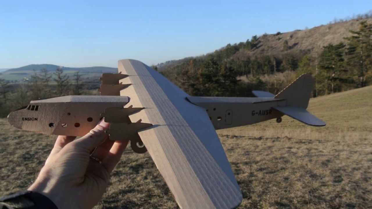 Aerolinky z lepenky - ensign na lince