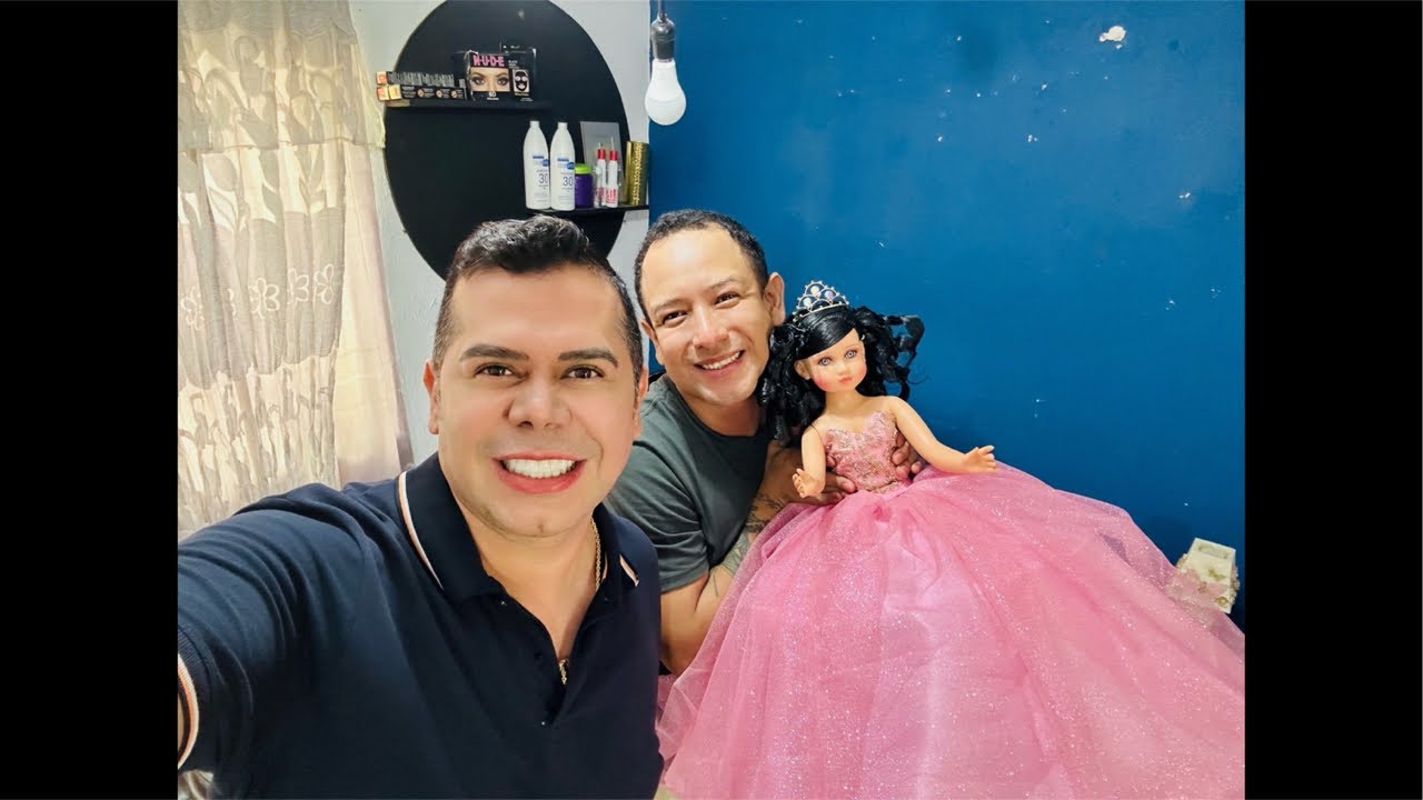 Platicando todo lo que pasó en la fiesta de mi Amigo Irank y abriendo los regalos.
