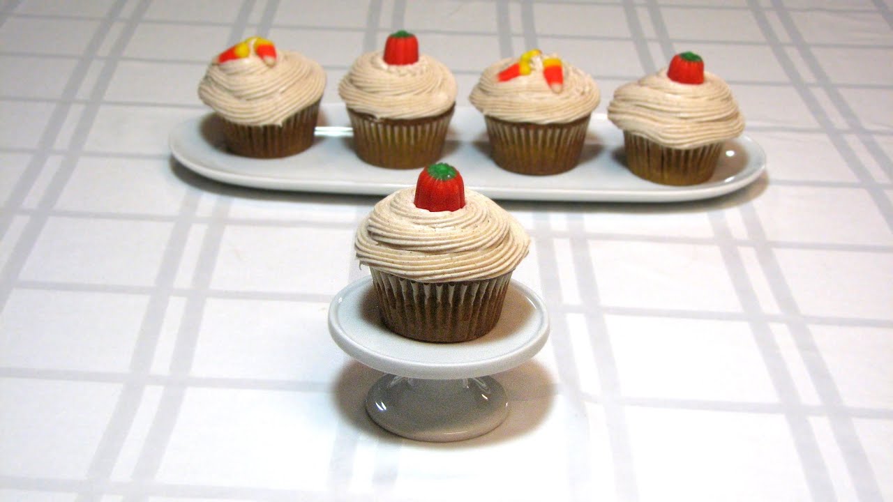 Pumpkin Cupcakes with Cinnamon Cream Cheese Frosting -- Lynn's Recipes
