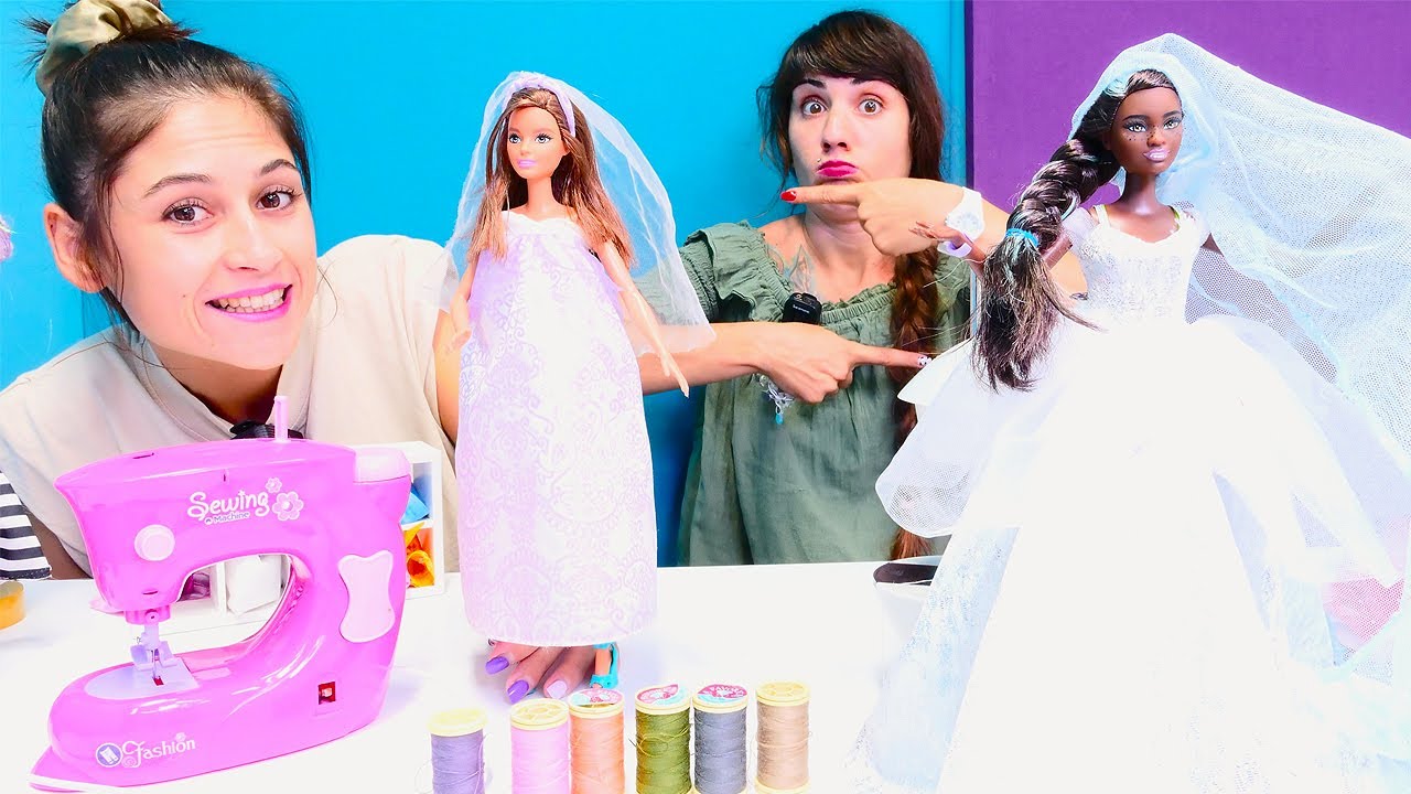 Barbie giyim videosu. Ayşe ve &Uuml;mit gelinlik dikiyorlar! Oyuncak bebekler gelinlikleri değişiyor!