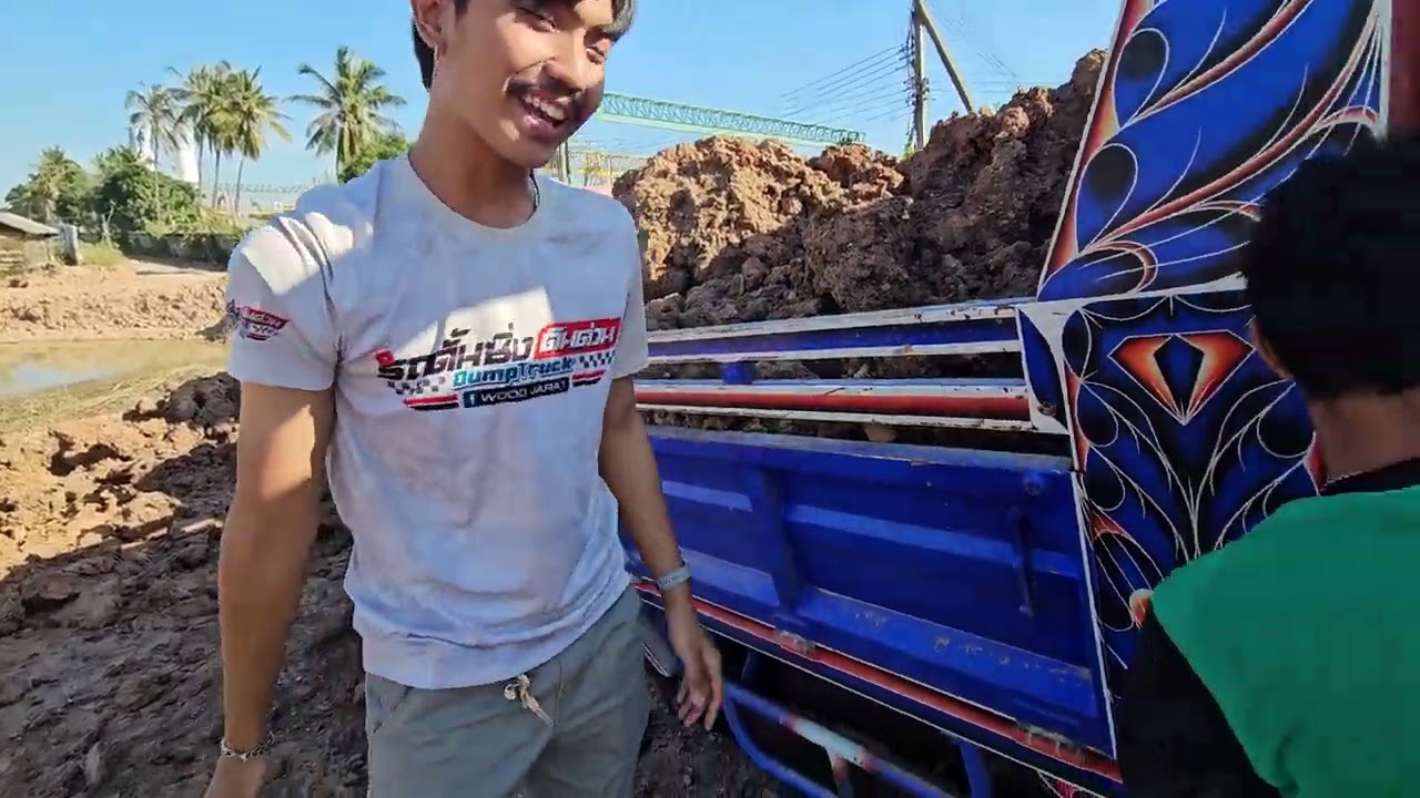 จมไม่พอน้ำมันดันหมดอีก Dump truck