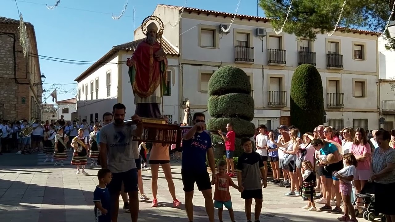 Traida de San Agustín y la Virgen del Valle. Mota del Cuervo. Entrada en la ermita del Santo
