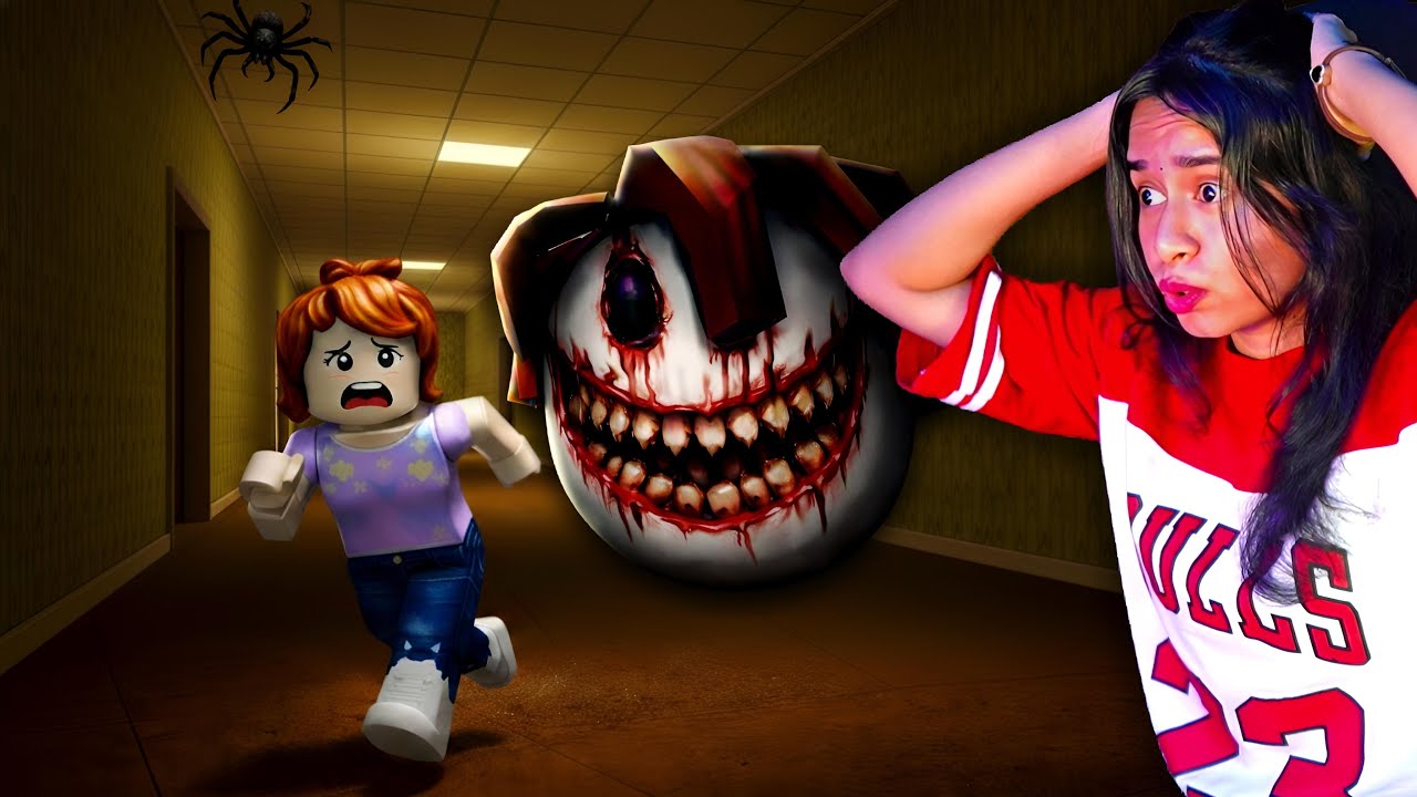 Can we survive? THE SCARY GIANT HEAD IN ROBLOX! 😱