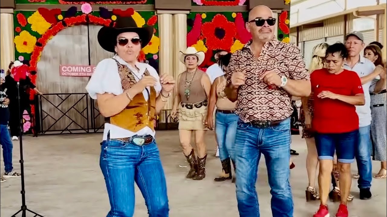 Baile en la pulga de Álamo Texas en el RGV