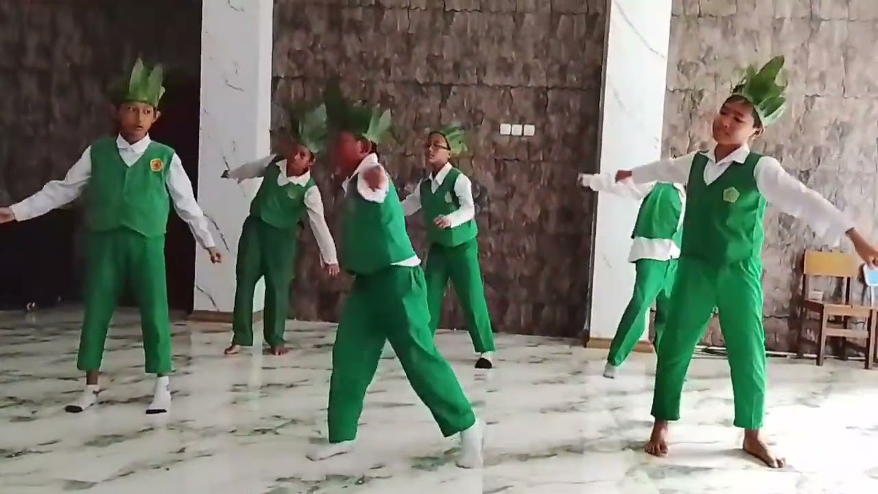 Praktek Tarian Saljojo Mapel Pancasila (Keberagaman Kebudayaan Jenis Tarian) Kelas VB MI Assuyutiyah