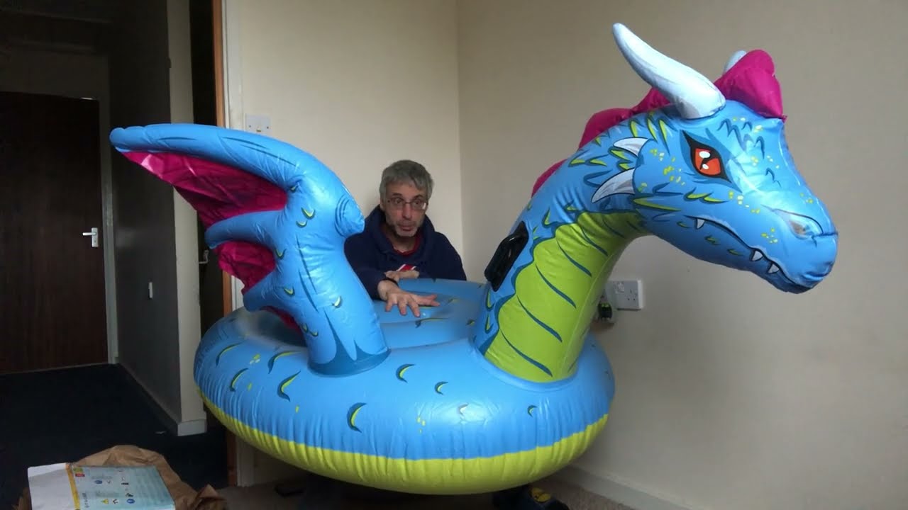 Пол нашел на eBay надувного синего дракона из коллекции Intex Wet Set за 13,75 фунтов стерлингов....