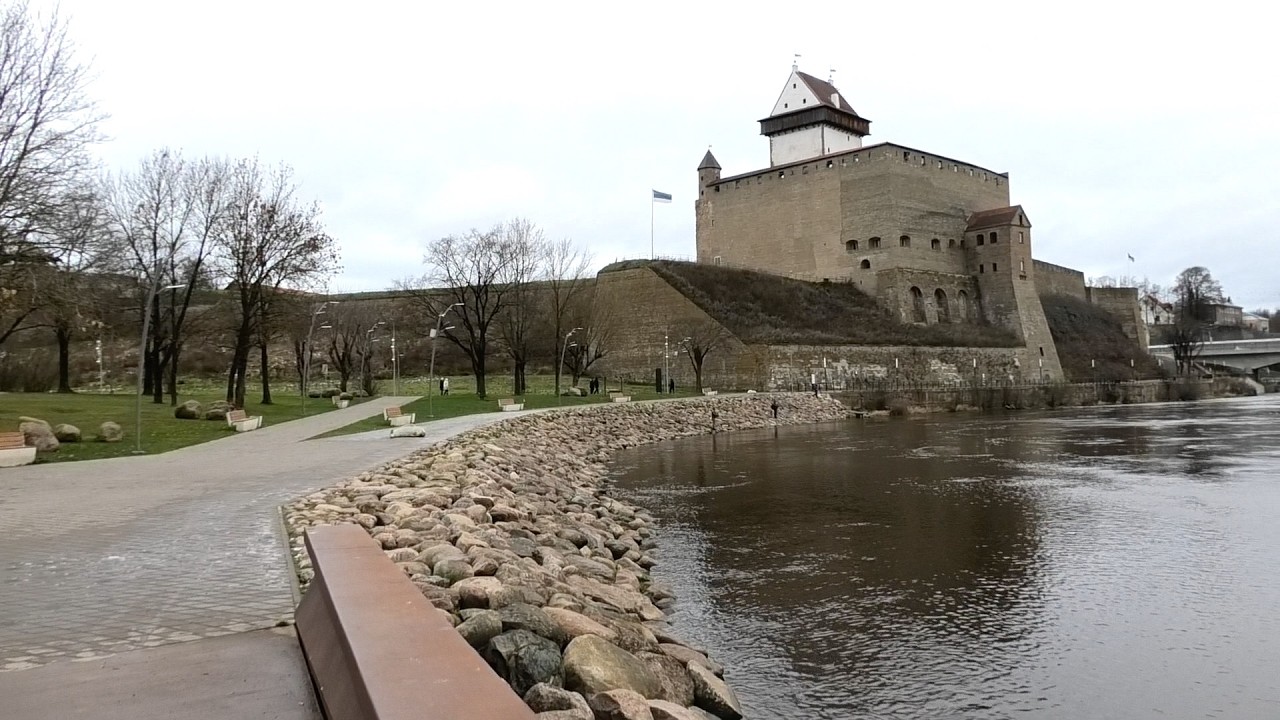 Winterstart in Narva – Entlang der Fluss­promenade zu den historischen Burgen