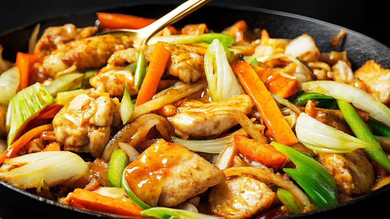 Wie im besten asiatischen Restaurant! Zartes und saftiges Hähnchenpfannengericht mit Kohl