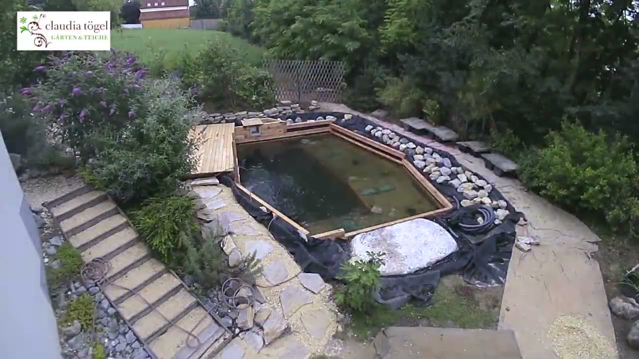 Schwimmteich mit Holzrahmen