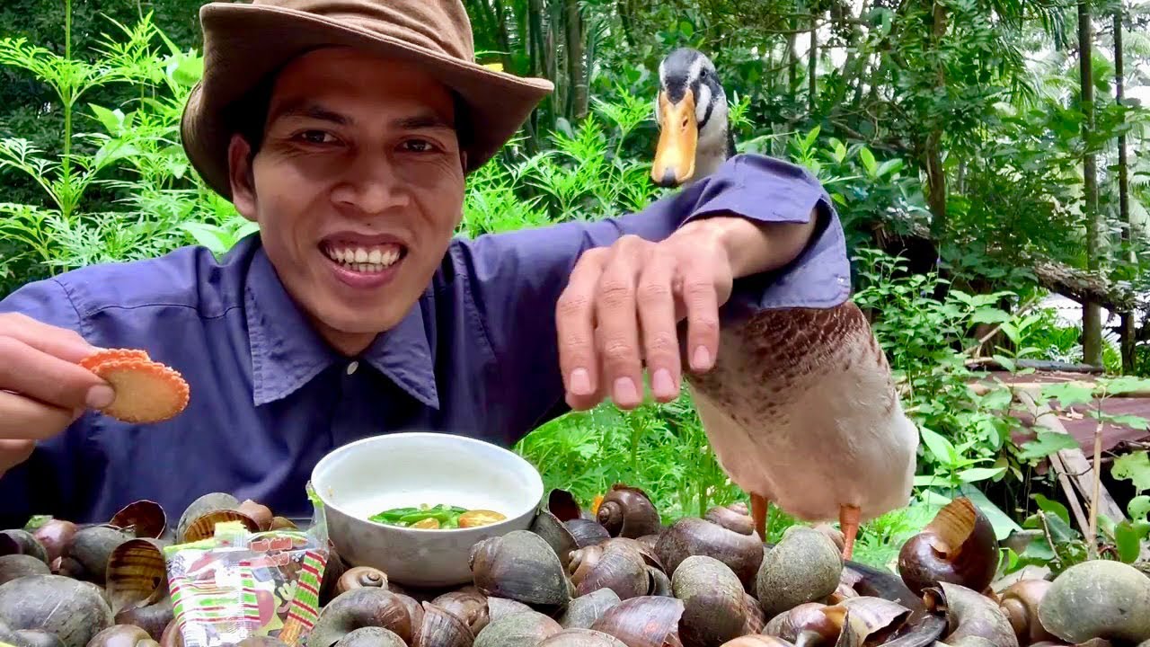 Thử Ăn Ốc Luộc Nước Dừa Chấm Muối Ớt Chanh Siêu Cay và Chú Vịt Huyền Thoại.