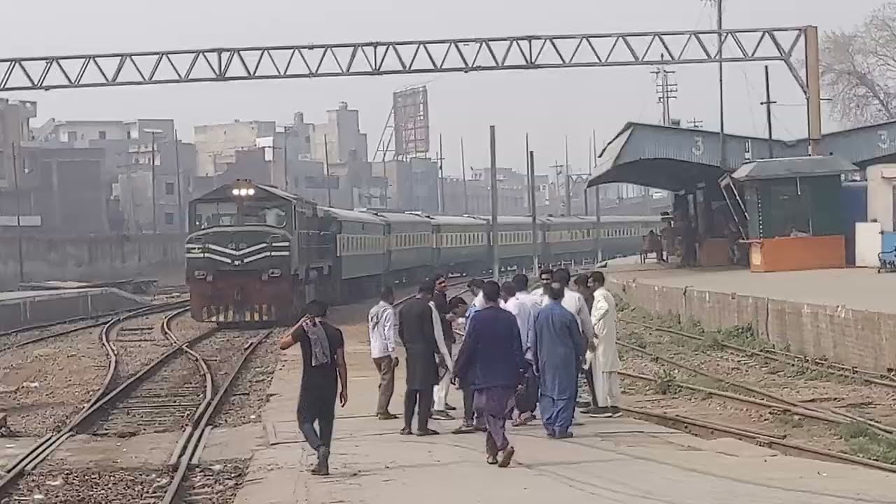 Rawalpindi to Karachi Train Tezgam arriving Lahore Pakistan Railways 