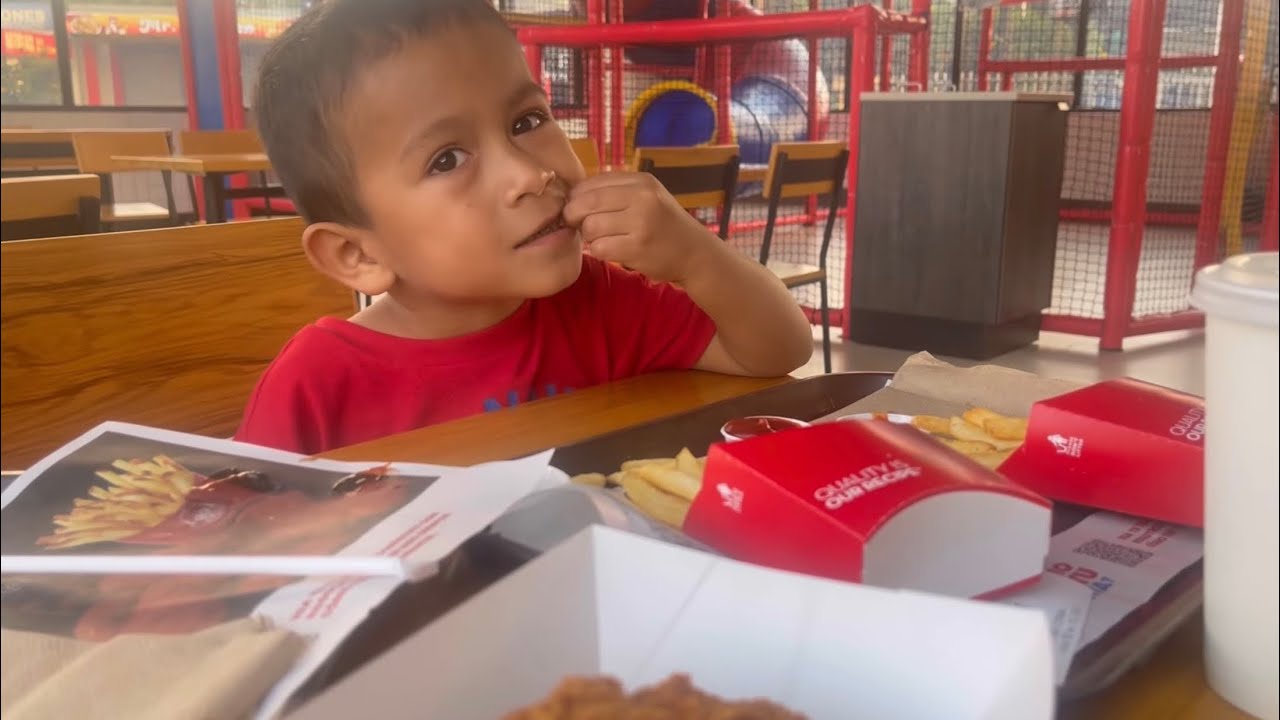 Con Calecito Comiendo Pollo en el Centro