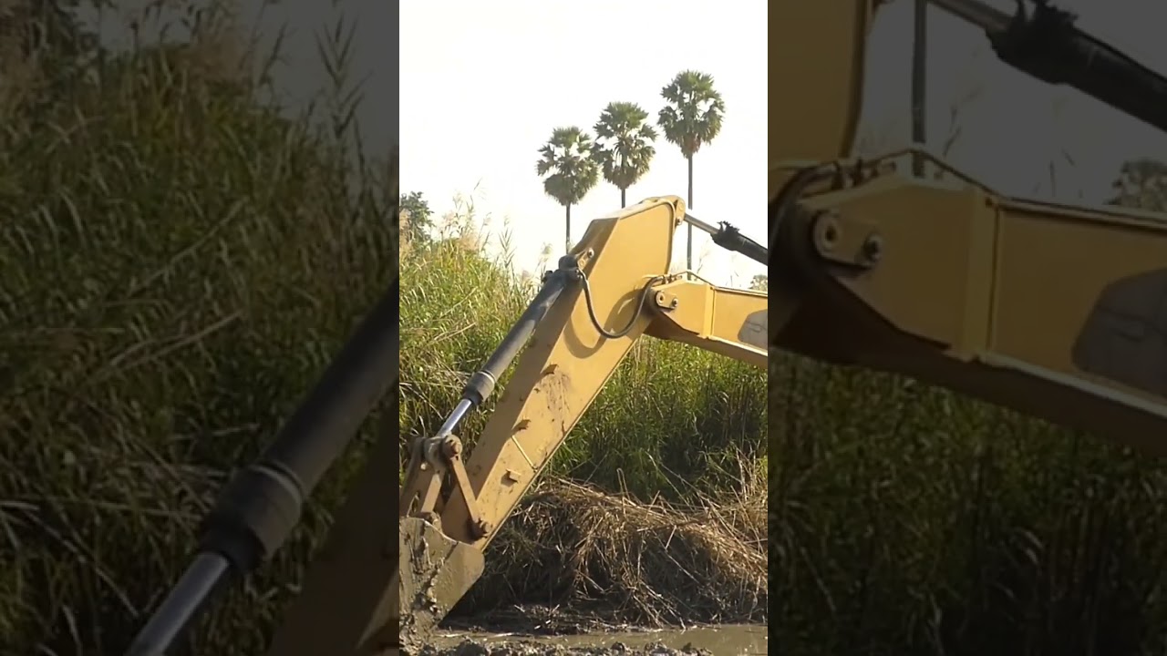 Excavator Clear Mud
