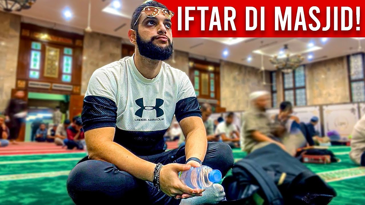 Eating Iftar on Mosque in Jakarta❗️🇮🇩 - Ramadan in Indonesia 2023!