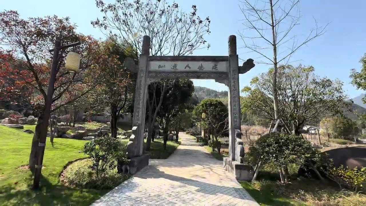 杭州这个城市很奇怪，已经是新一线城市了，但下面还有很多农村