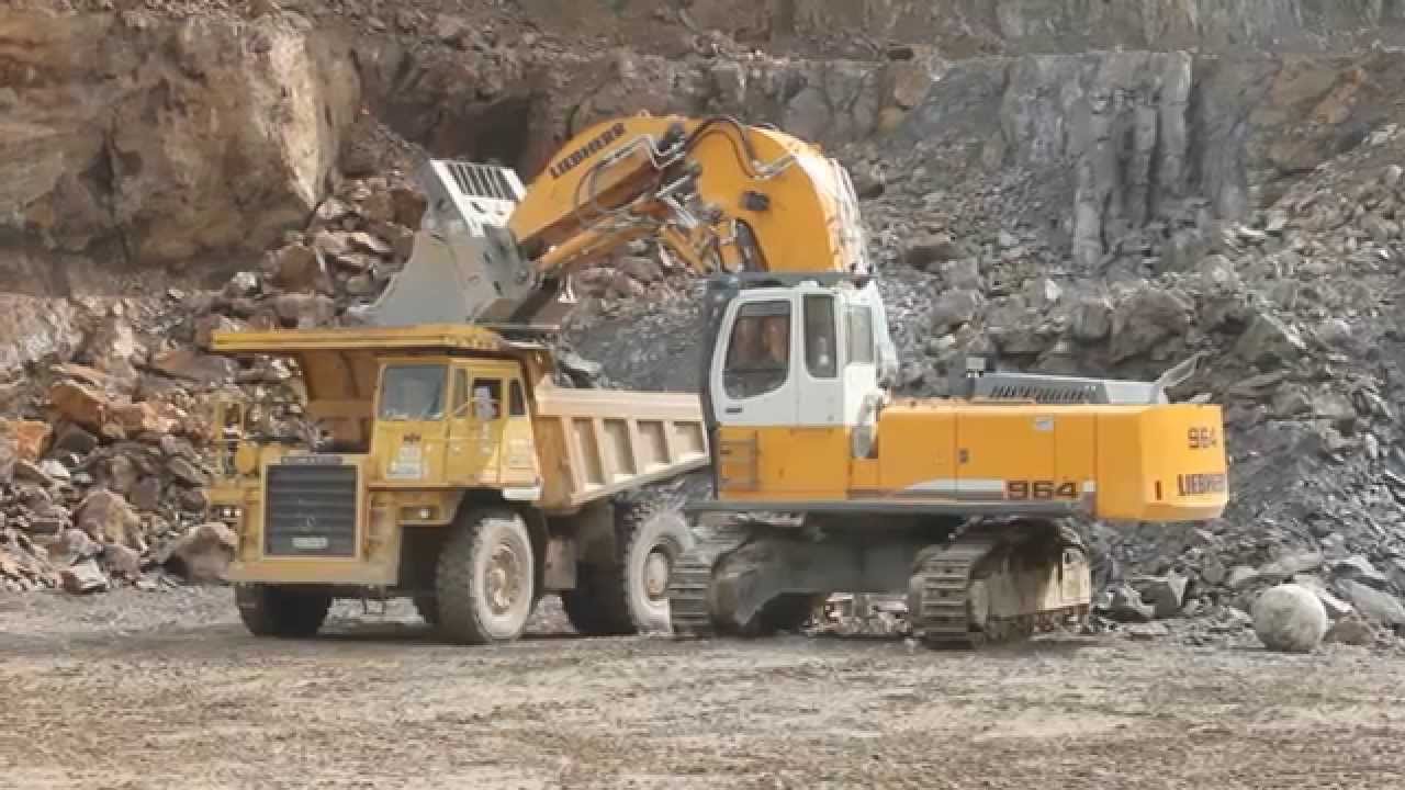 Liebherr R964C HD front shovel loading blasted granite