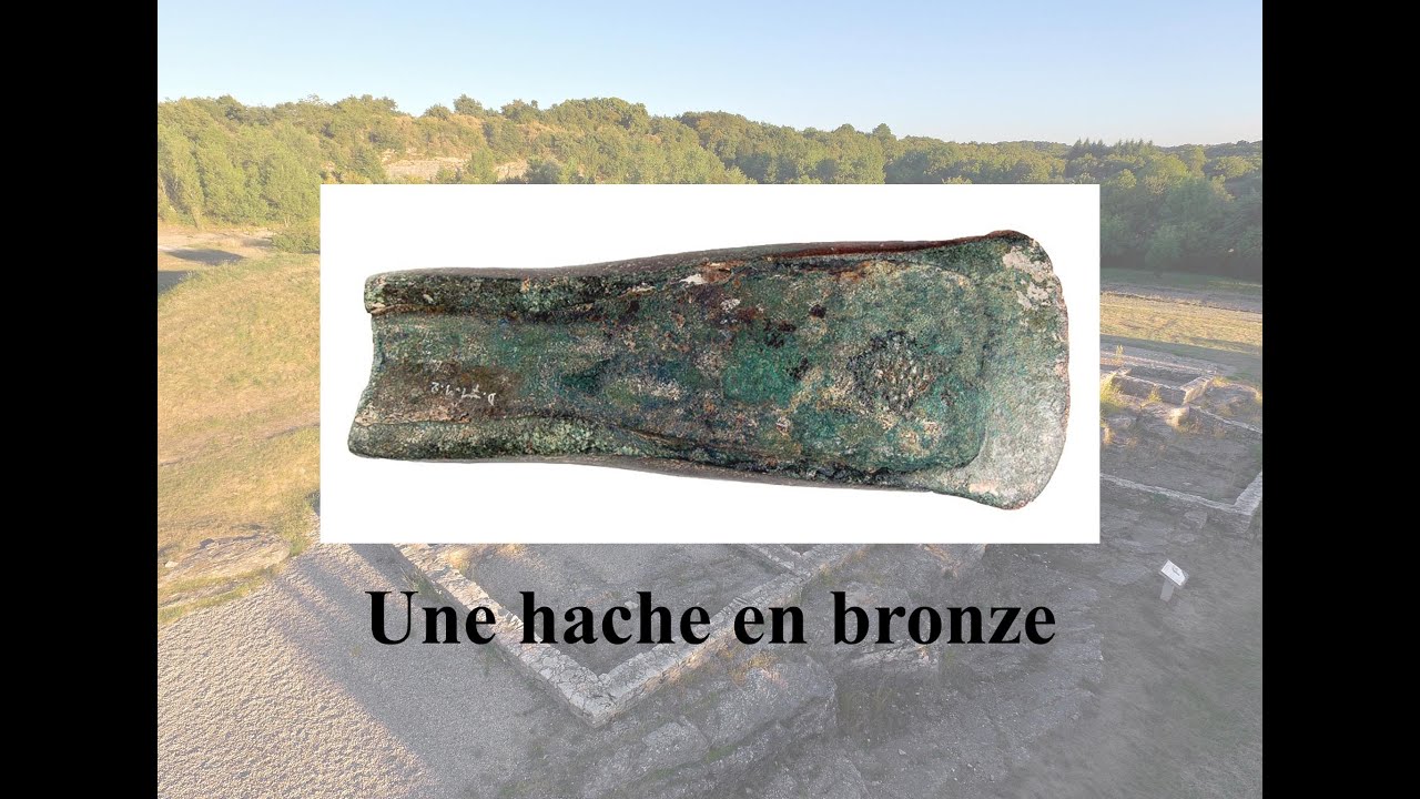 Une hache en bronze
