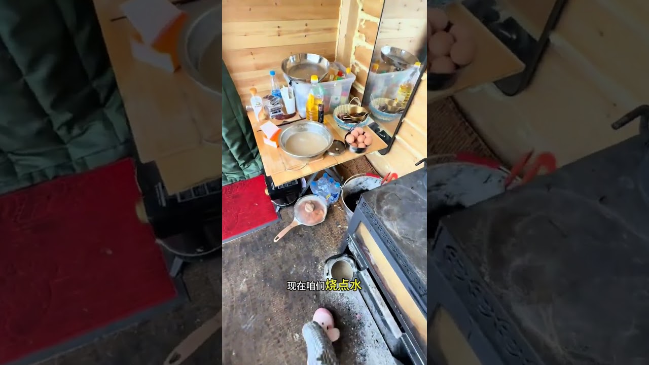 A single girl from Northeast China is in Altay Xinjiang. A person built a small wooden hou