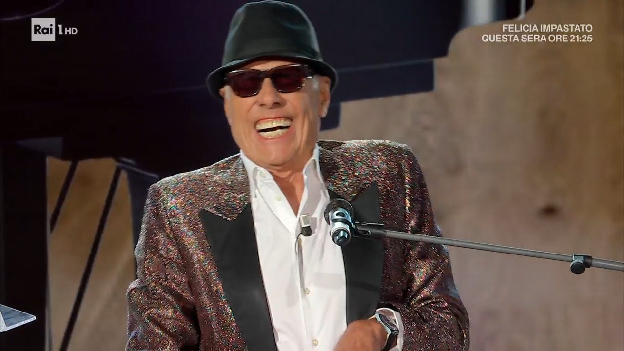 Teo Teocoli  canta 