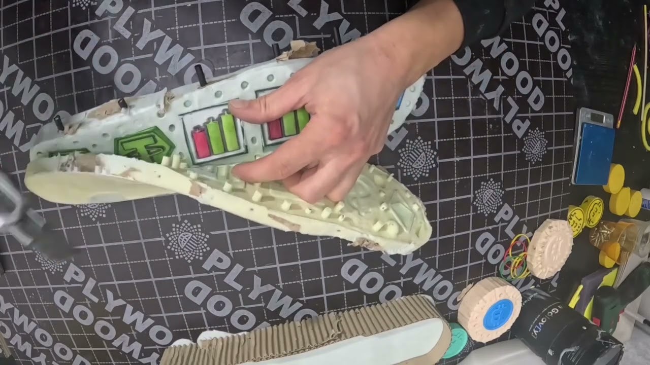 We make a silicone mold for a unique garland and pour resin