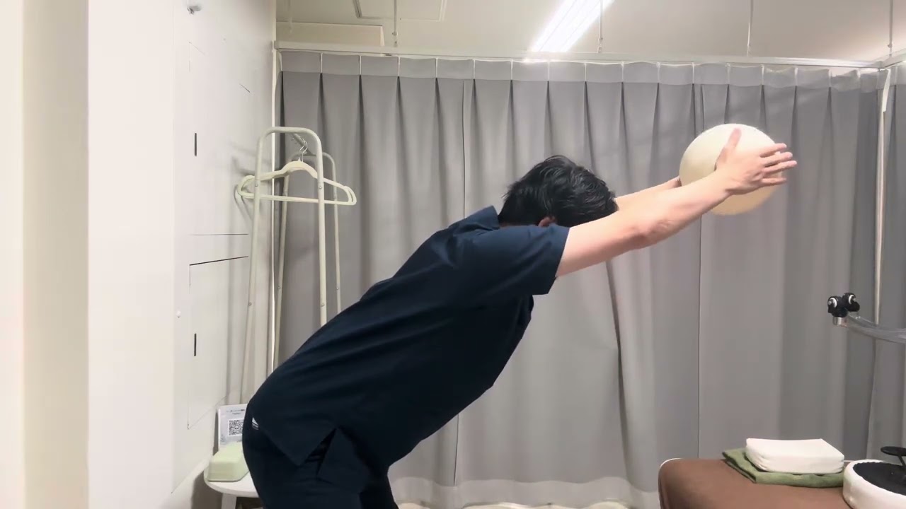 立って背中を鍛える運動