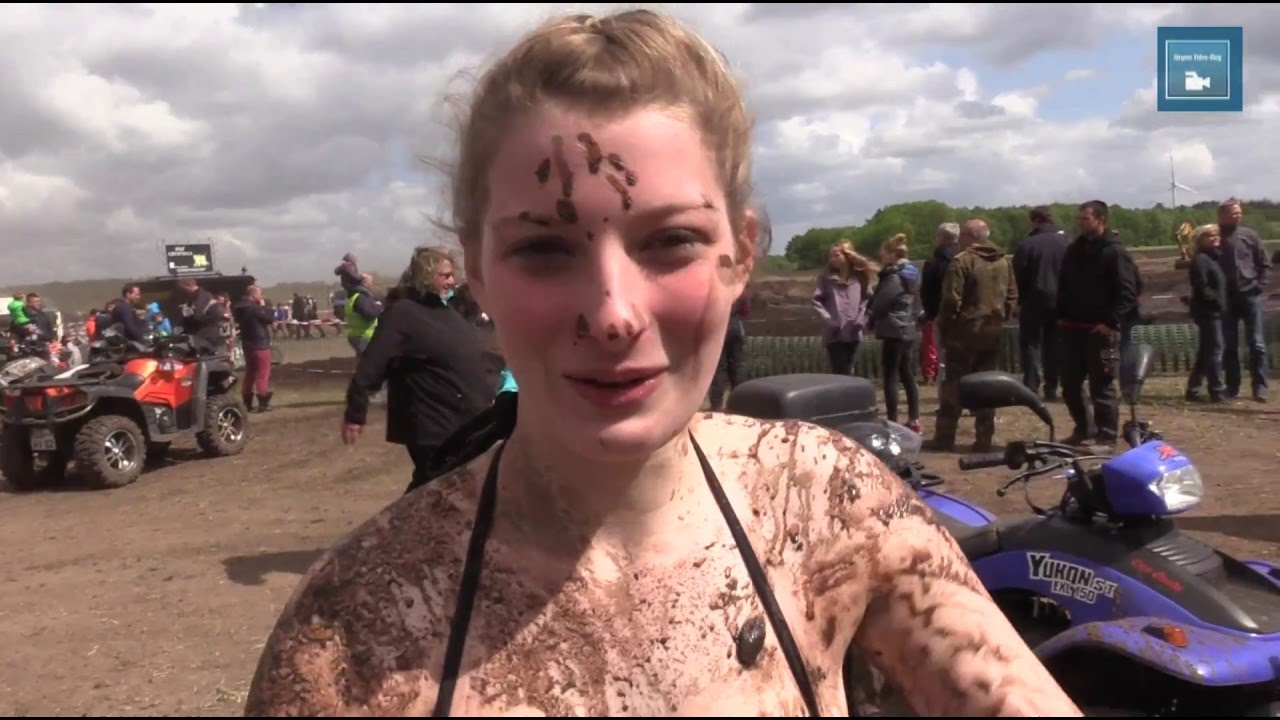 Quadrennen im Schlamm und Bikini
