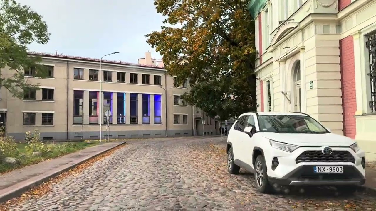 Nogriešanās manevrs krustojumā uz platāku brauktuvi.