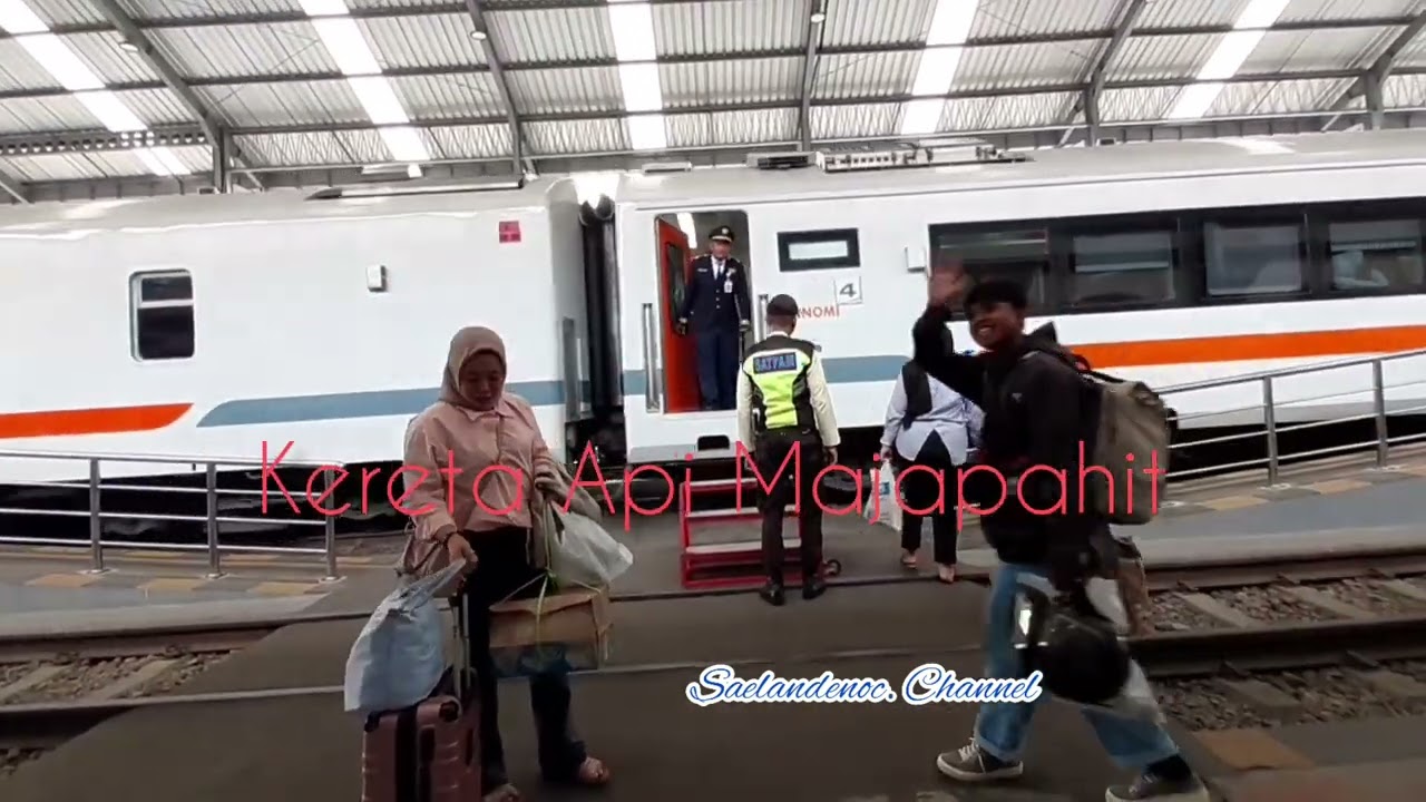 *126 .KERETA API MAJAPAHIT BERSILANG SAMA KERETA API KERTANEGARA,S DENOC,