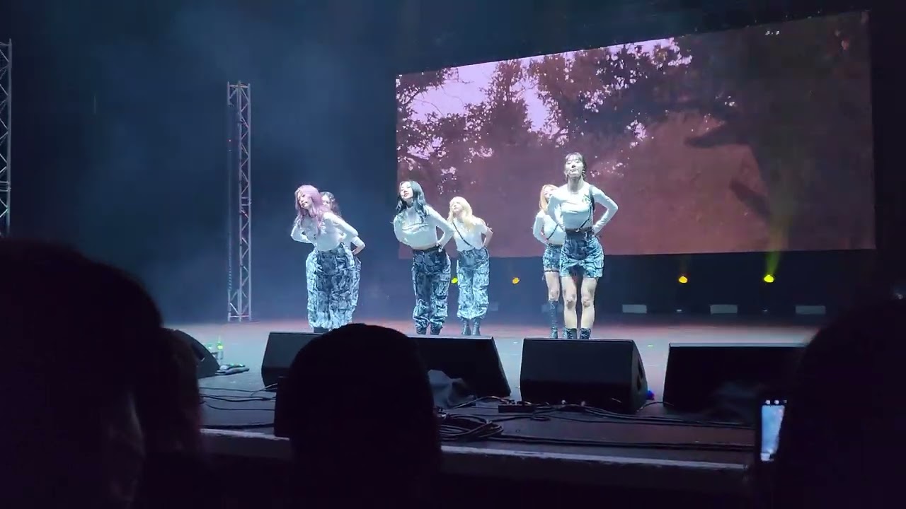 Dreamcatcher ( 드림캐쳐) - BEcause | 221122 | London [Apocalypse : Follow us Tour] [4k60fps FANCAM]