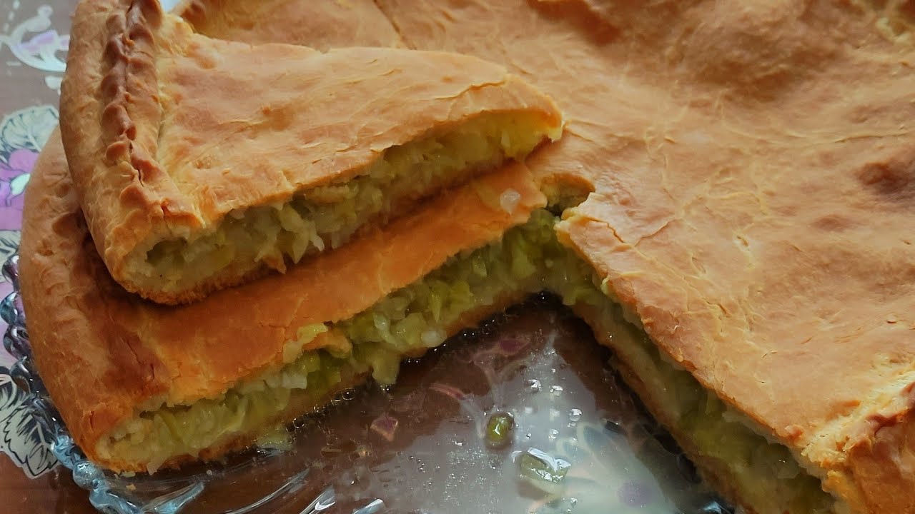 Сочный пирог с молодой капустой.