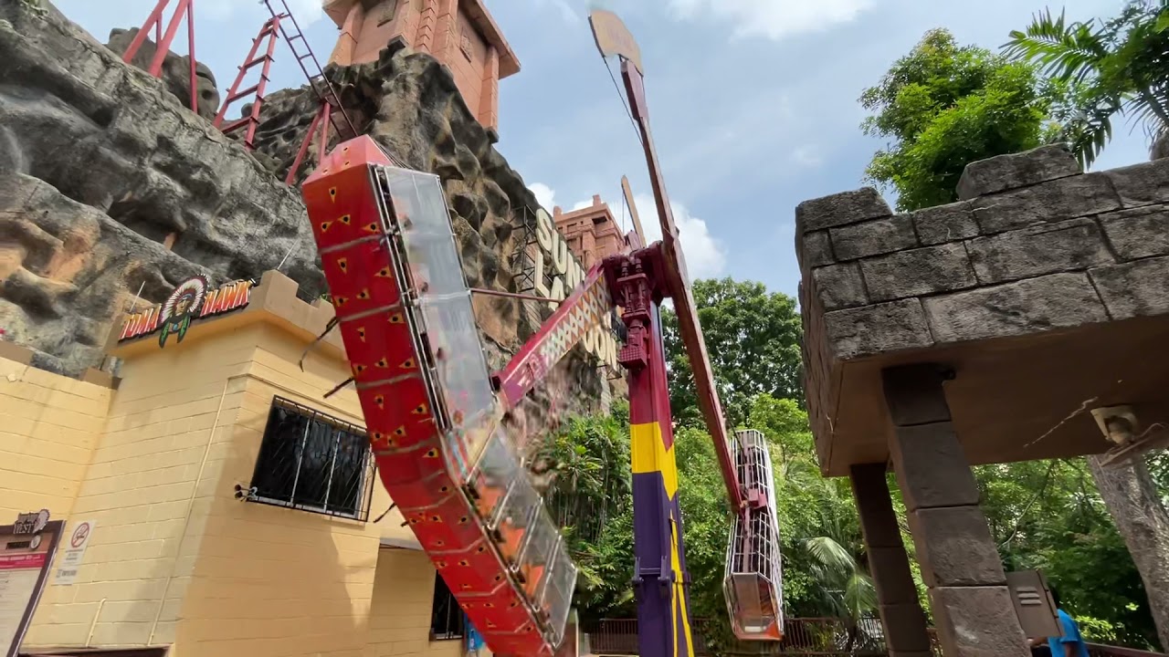 Tomahawk Sunway Lagoon - 360 degree pendulum ride amusement park Malaysia