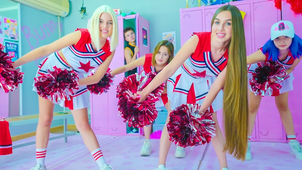 ¡Quién está espiando a las conejitas porristas!