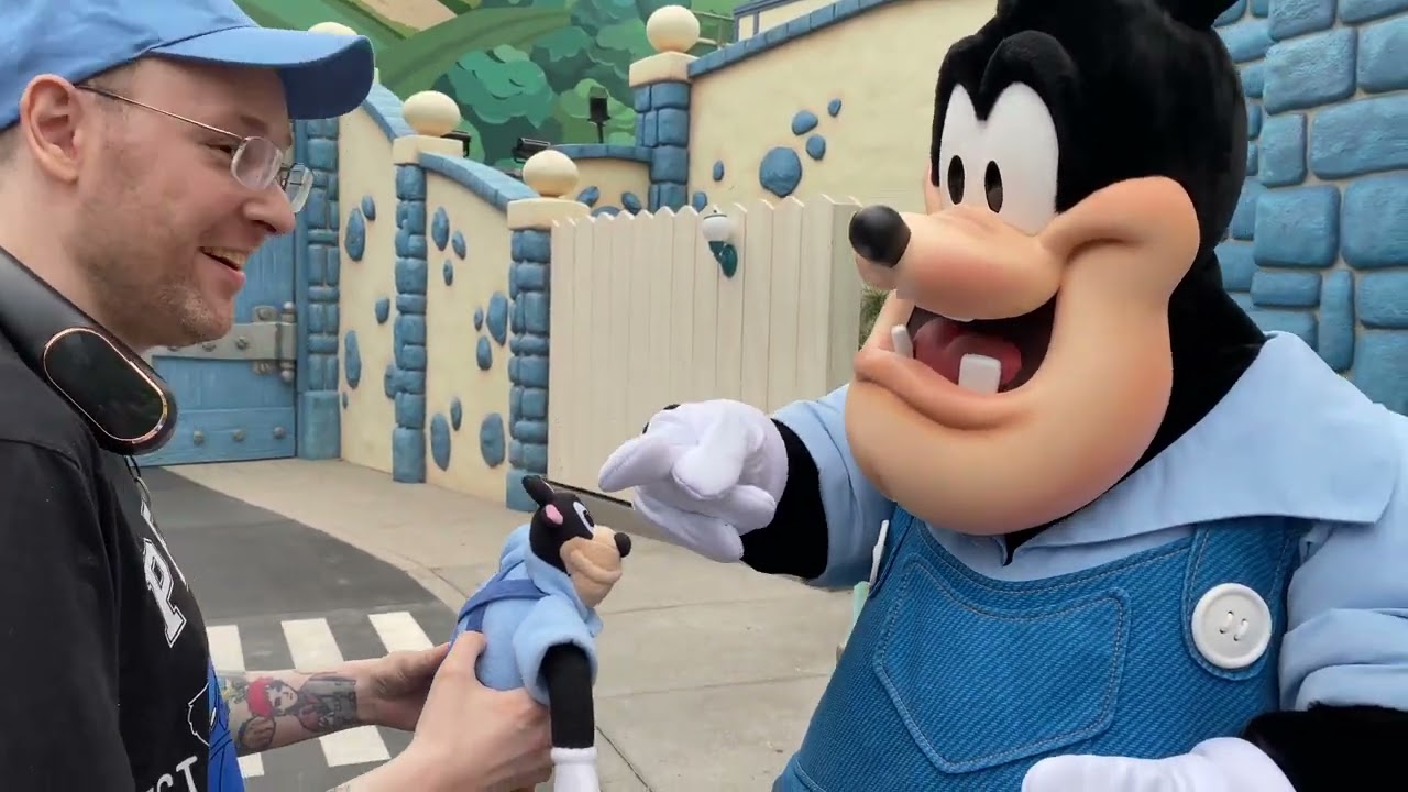 Pete&rsquo;s biggest fan finally meets Pete!! Emotional Disneyland Pete Meet and Greet