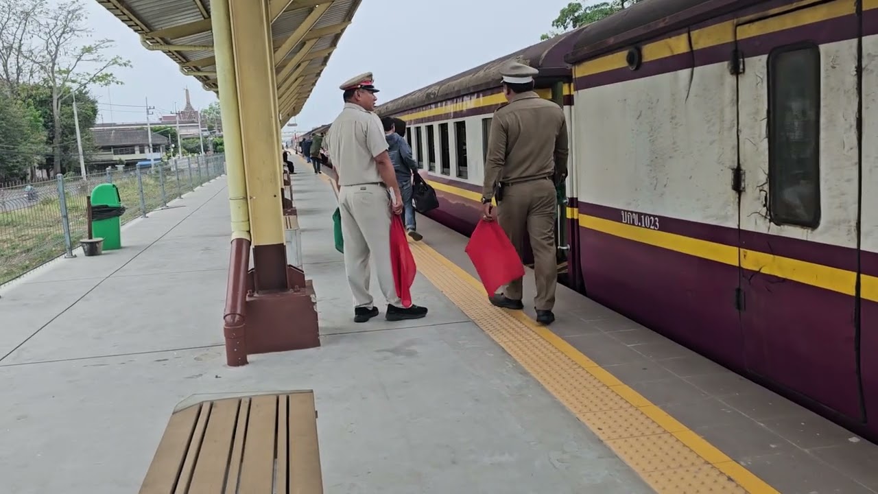รถด่วนพิเศษทักษิณ 37/45 จอดบ้านโป่ง Special Express train 37/45