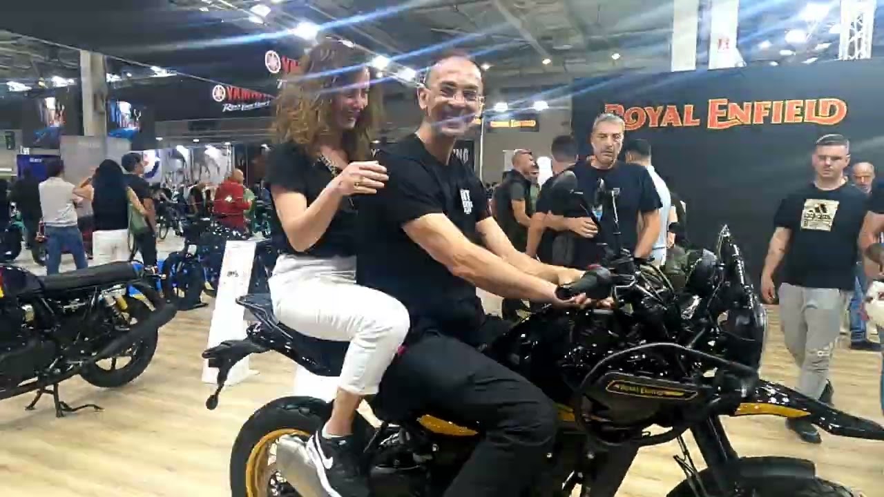 Χαμός στην έκθεση μοτοσυκλέτας. Δείτε τι έγινε!