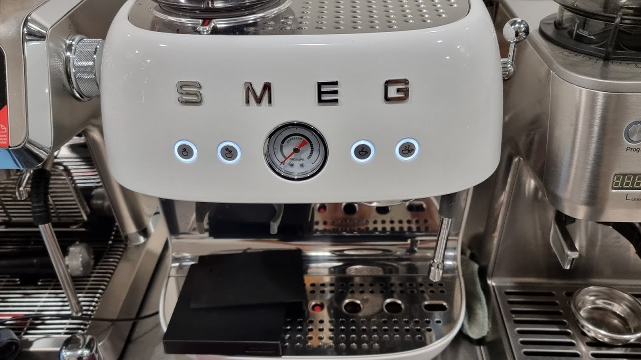 Тестирование эспрессо-машины SMEG EGF03 | Видеоблог ASK Coffee Roastery Singapore, 22 января 2024 г.