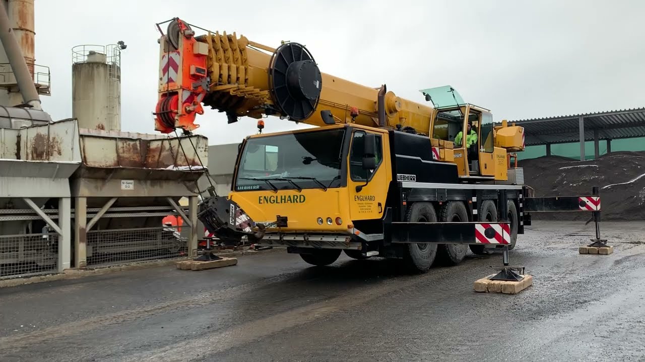 Autokran Liebherr demontiert Mischanlage