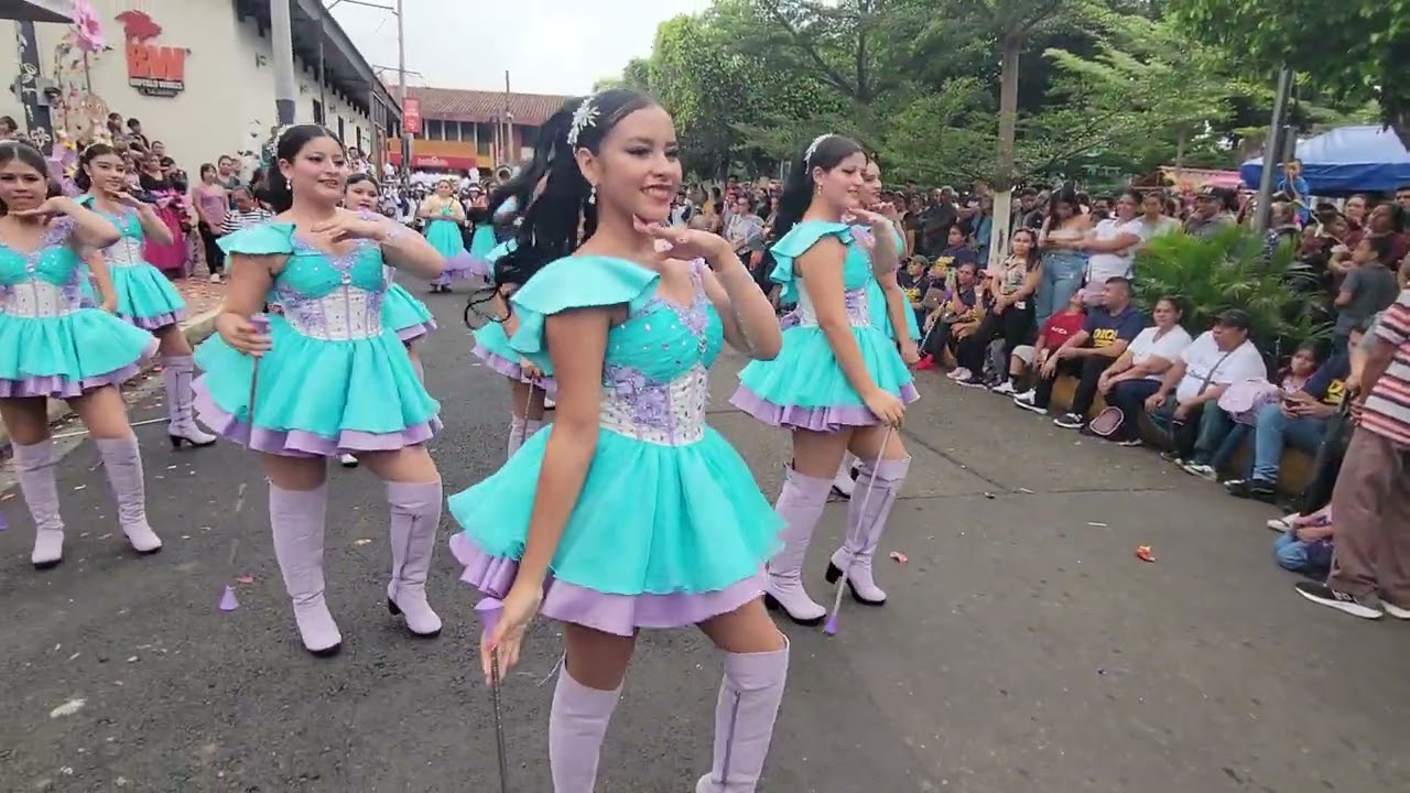 Banda musical primero de julio en festival de las rutas de las flores 💐 en ahuachapan cachiporristas