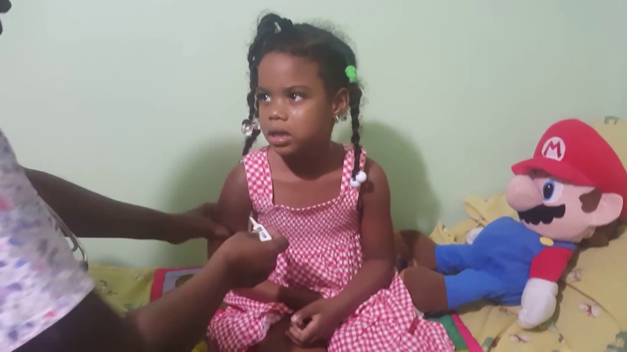 Niña llora por miedo a vacuna