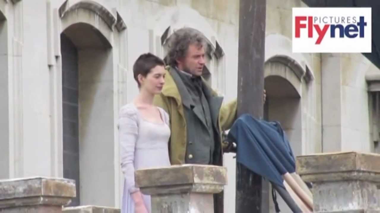 Hugh Jackman and Anne Hathaway sing in Les Misérables