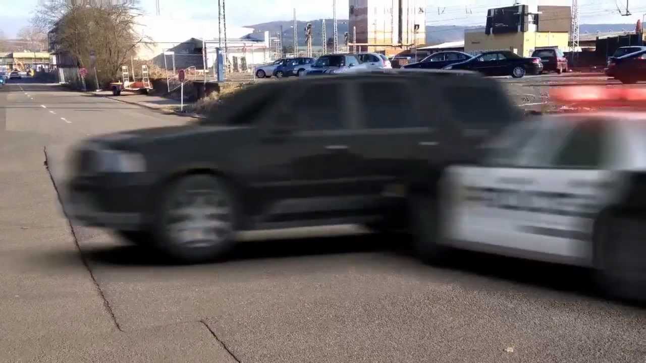 Polizeiunfall: Ein Polizeiauto kracht in einen Van
