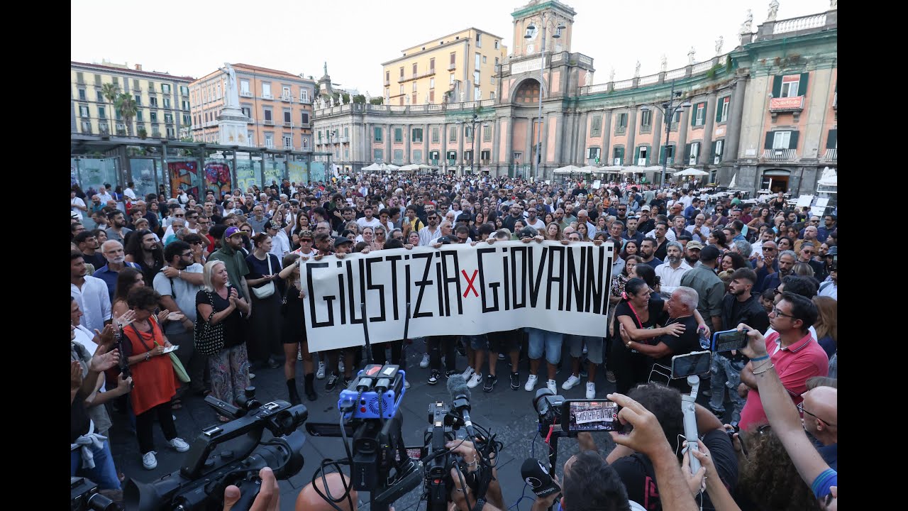 Napoli, folla in ginocchio per Giogiò sul luogo del delitto: «Via il tumore dalla nostra città»